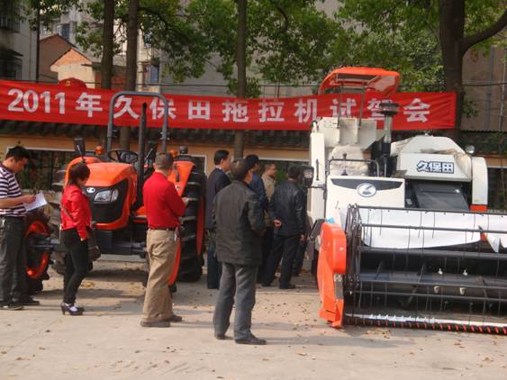 当阳：油菜机收家族又添新成员