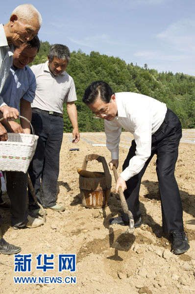 胡锦涛温家宝先后赴湖北等旱区考察抗旱工作