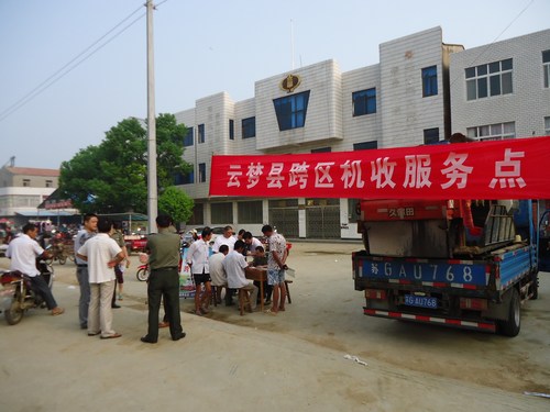 云梦2012年中稻机收安全会战拉开序幕