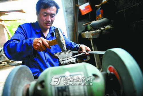 恩施州:农民赵易成发明轻便水稻联合收割机