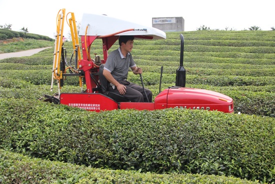 全国西南片区茶园机械化管理设备示范现场会召