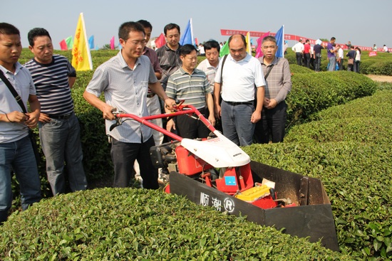 全国西南片区茶园机械化管理设备示范现场会召