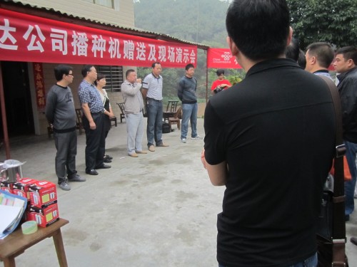 南漳县农机部门为农民秋播送“大礼”