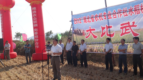2012年湖北省水稻机收大比武活动在大悟县举行