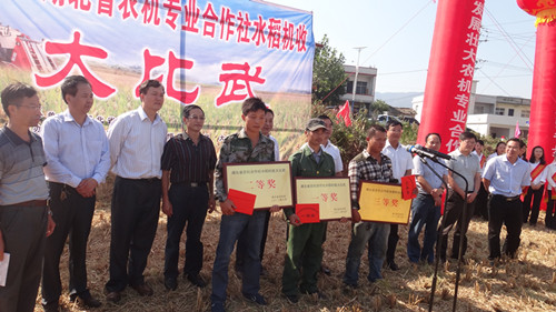 2012年湖北省水稻机收大比武活动在大悟县举行
