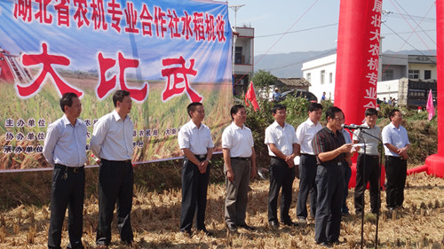 2012年湖北省水稻机收大比武活动在大悟县举行