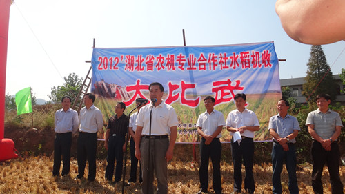 2012年湖北省水稻机收大比武活动在大悟县举行