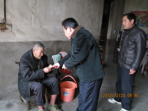 麻城开展“送精神 送温暖 洁万家”活动