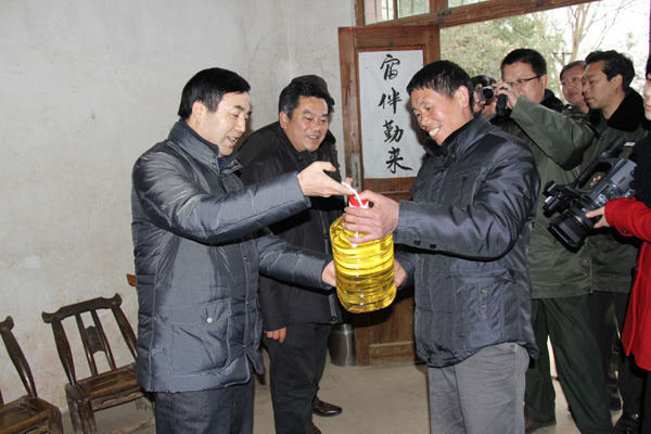 走基层、访民情、联鱼水、送温暖