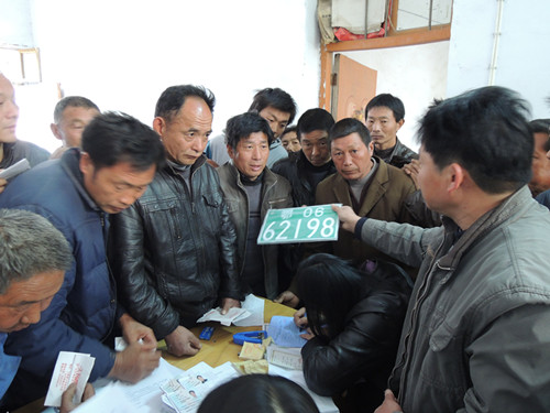 湖北南漳县深入农村现场办理农机购置补贴