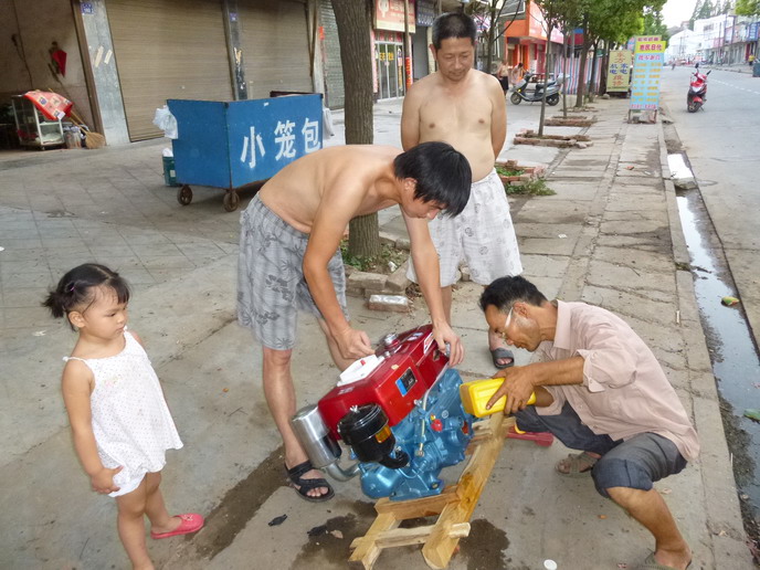 监利：干旱带动小型农机销售热