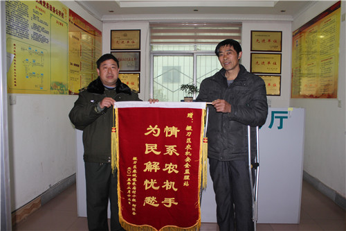 掇刀：情系农机手，为民解忧愁